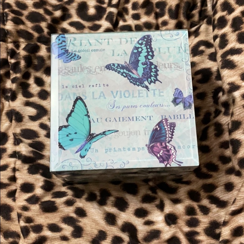 Jewelry box